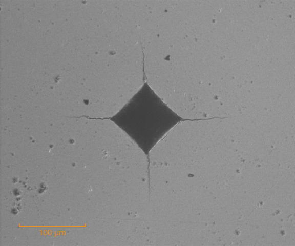 如圖所示，理想的裂紋輪廓有一個裂紋從每個尖角處延伸