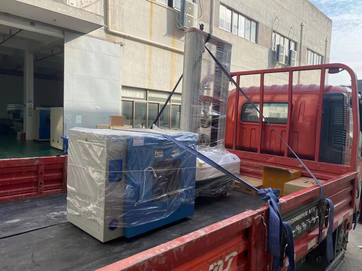 干燥箱拉力機打包發(fā)貨示意圖